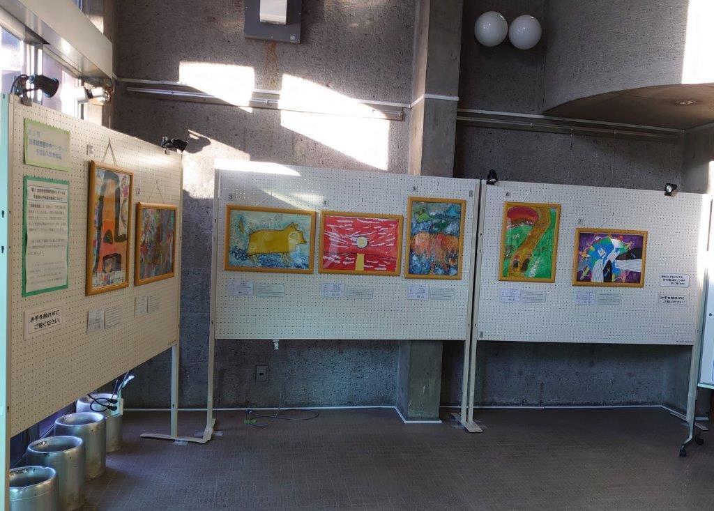 児童資料室前スロープ「読書感想画中央コンクール」千葉県入賞作品展のようす
