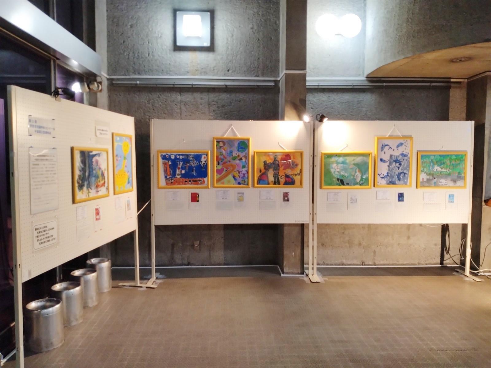「読書感想画中央コンクール」千葉県入賞作品の展示の様子