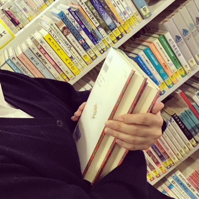 本を抱えている写真